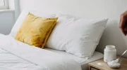 Gele kussenslopen verdwijnen: zo maak je kussens weer stralend wit met 1 eetlepel baking soda