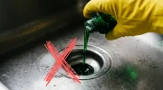 De grote afvoer-leugen: Waarom soda en azijn je leidingen niet redden (en dit alledaagse middel wél)