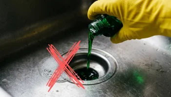 De grote afvoer-leugen: Waarom soda en azijn je leidingen niet redden (en dit alledaagse middel wél)