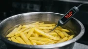 De verborgen fout die je Airfryer-frietjes verpest: stop met koud water en gebruik deze 70-graden-hack