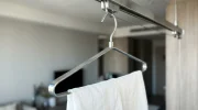 De "wasrek-val": Waarom dit alledaagse object je interieur verpest (en het geniale alternatief dat meters bespaart)