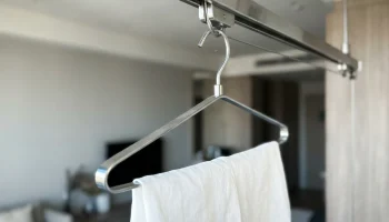 De "wasrek-val": Waarom dit alledaagse object je interieur verpest (en het geniale alternatief dat meters bespaart)