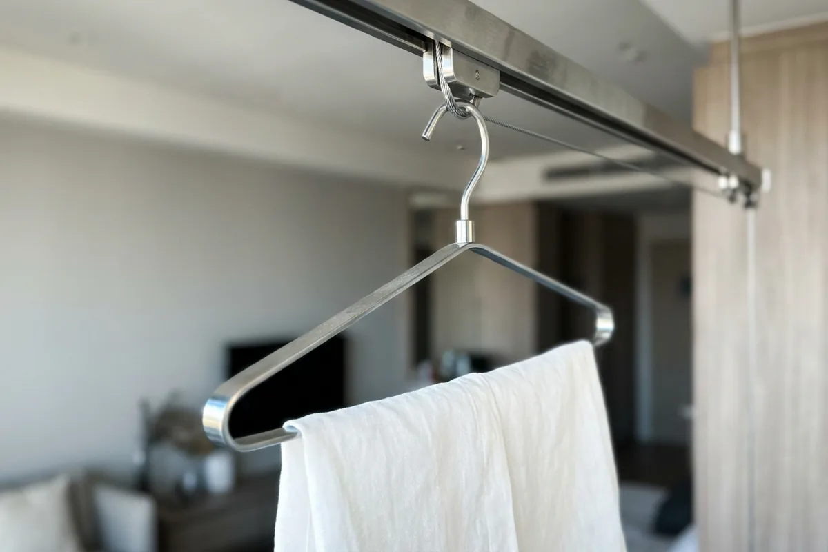 De "wasrek-val": Waarom dit alledaagse object je interieur verpest (en het geniale alternatief dat meters bespaart)