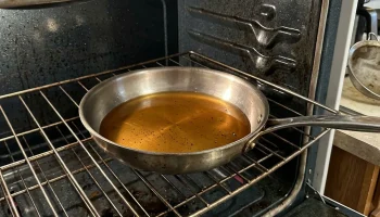 Mag je een pan met olie in de oven bewaren voor hergebruik? Dit is wat je echt moet weten