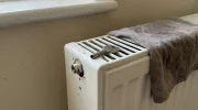 Stop die koude radiator: dit kleine hulpstuk van minder dan 2 euro lost het op zonder monteur