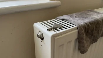 Stop die koude radiator: dit kleine hulpstuk van minder dan 2 euro lost het op zonder monteur