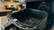 Stop direct met deze schoonmaakmethode: je vernielt de antiaanbaklaag van je Airfryer zonder dat je het doorhebt